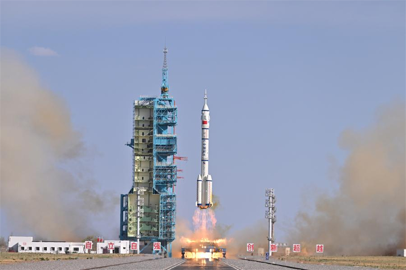 Το επανδρωμένο διαστημόπλοιο Shenzhou-20, τοποθετημένο στην κορυφή πυραύλου Long March-2F, απογειώνεται από το Κέντρο Εκτόξευσης Δορυφόρων Τζιουτσουάν στη βορειοδυτική Κίνα, στις 24 Απριλίου 2025. (Φωτογραφία / Xinhua)