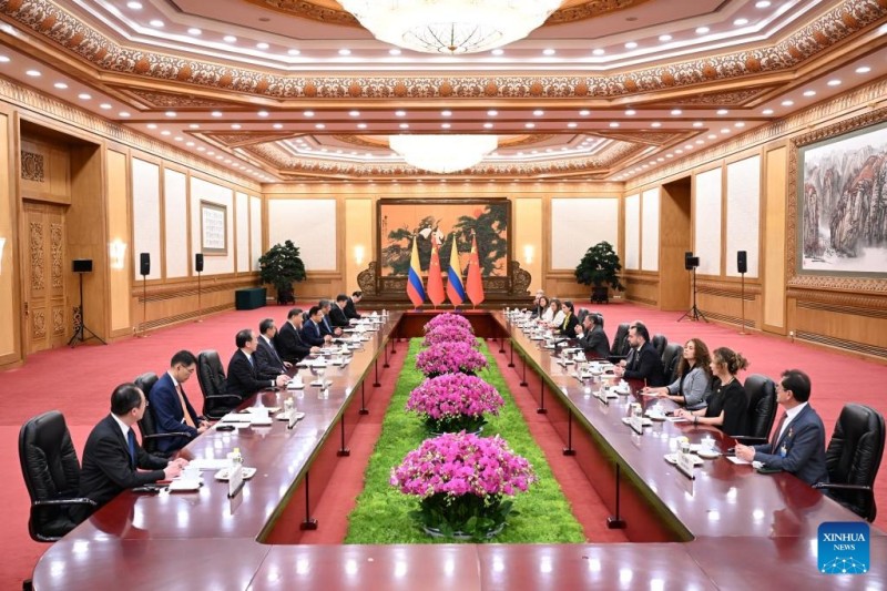 Ο Σι Τζινπίνγκ συναντήθηκε με τον Πρόεδρο της Κολομβίας
