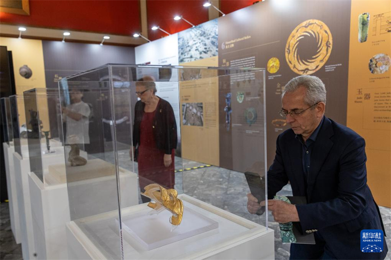 Άνθρωποι επισκέπτονται την έκθεση με τίτλο «Το Φως του Χαλκού: Ο Πολιτισμός των Αρχαίων Σου» στο Μουσείο Νέας Σμύρνης στην Αθήνα, στις 13 Μαΐου. (Φωτογραφία / Xinhua)