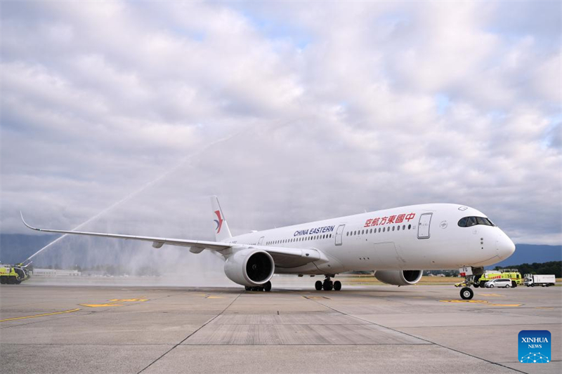 Η εναρκτήρια απευθείας πτήση της China Eastern Airlines που συνδέει τη Σαγκάη με τη Γενεύη χαιρετίζεται με έναν εθιμοτυπικό χαιρετισμό με αψίδα νερού στη Γενεύη της Ελβετίας, στις 16 Ιουνίου του 2025. (Φωτογραφία / Xinhua)