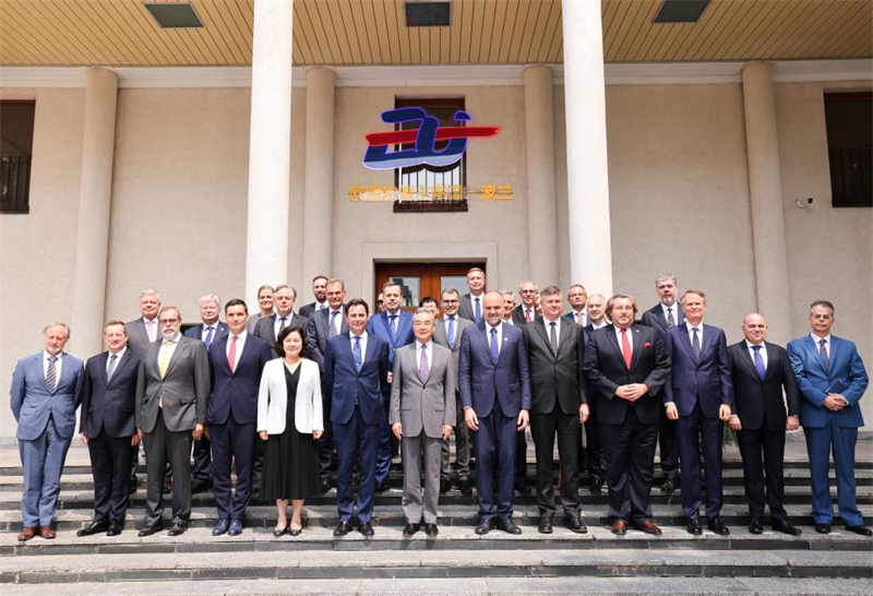 Ο Κινέζος Υπουργός Εξωτερικών Γουάνγκ Γι, επίσης μέλος του Πολιτικού Γραφείου της Κεντρικής Επιτροπής του Κομμουνιστικού Κόμματος της Κίνας, συναντάται με διπλωματικούς απεσταλμένους στην Κίνα από την Ευρωπαϊκή Ένωση και τα κράτη μέλη της στο Πεκίνο, πρωτεύουσα της Κίνας, στις 25 Ιουνίου 2025. (Φωτογραφία / Xinhua)