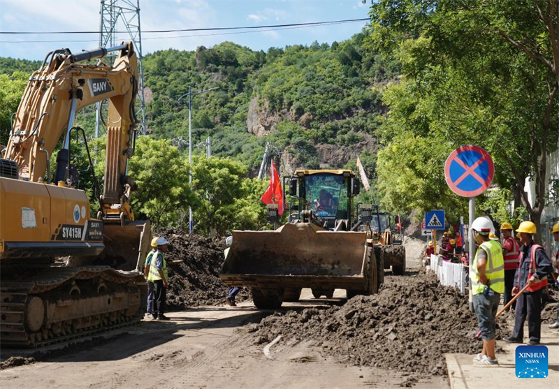Διασώστες καθαρίζουν τη λάσπη σε έναν δρόμο στην κωμόπολη Λιοουλιμιάο της περιοχής Χουαϊρόου, στο Πεκίνο, στις 30 Ιουλίου του 2025. (Φωτογραφία / Xinhua)