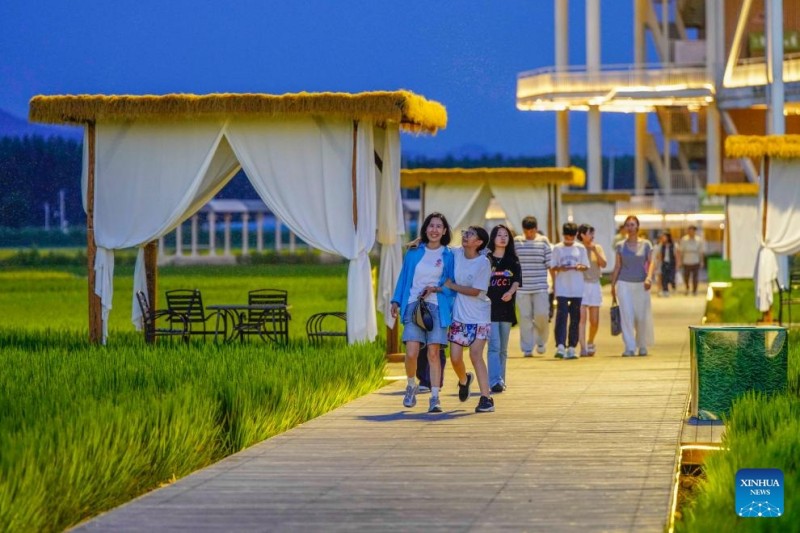 Οι άνθρωποι απολαμβάνουν τις καλοκαιρινές διακοπές σε όλη την Κίνα