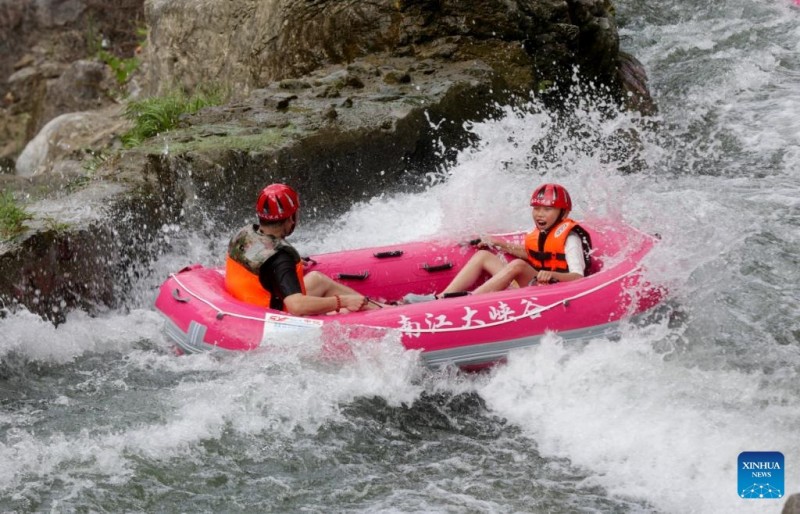Οι άνθρωποι απολαμβάνουν τις καλοκαιρινές διακοπές σε όλη την Κίνα