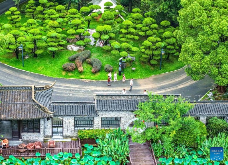 Οι άνθρωποι απολαμβάνουν τις καλοκαιρινές διακοπές σε όλη την Κίνα