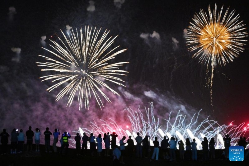 Οι άνθρωποι απολαμβάνουν τις καλοκαιρινές διακοπές σε όλη την Κίνα