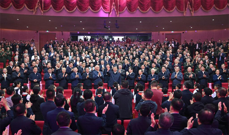 Ο Σι Τζινπίνγκ παρευρέθηκε σε γκαλά για την 60η επέτειο της ίδρυσης της Αυτόνομης Περιοχής Σιζάνγκ