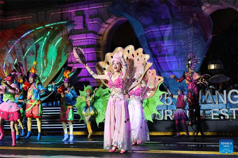 Παρέλαση αρμάτων κατά την τελετή έναρξης του 36ου Φεστιβάλ Τουρισμού της Σαγκάης πραγματοποιήθηκε στη Σαγκάη