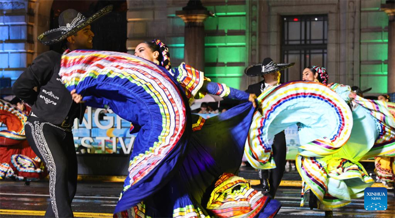 Παρέλαση αρμάτων κατά την τελετή έναρξης του 36ου Φεστιβάλ Τουρισμού της Σαγκάης πραγματοποιήθηκε στη Σαγκάη