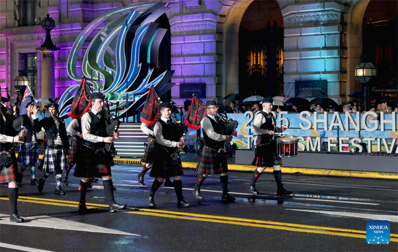 Παρέλαση αρμάτων κατά την τελετή έναρξης του 36ου Φεστιβάλ Τουρισμού της Σαγκάης πραγματοποιήθηκε στη Σαγκάη