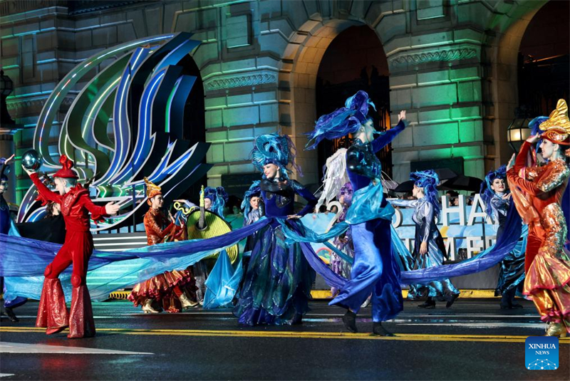 Παρέλαση αρμάτων κατά την τελετή έναρξης του 36ου Φεστιβάλ Τουρισμού της Σαγκάης πραγματοποιήθηκε στη Σαγκάη