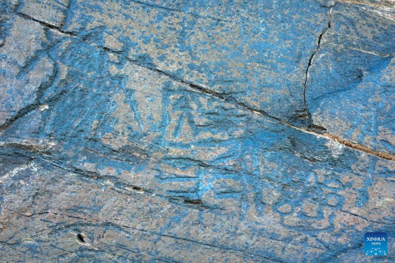 Η Κίνα ανακαλύπτει την πέτρα με χαράγματα της δυναστείας των Τσιν που βρίσκεται στο μεγαλύτερο υψόμετρο στο οροπέδιο του Τσινγκχάι-Θιβέτ