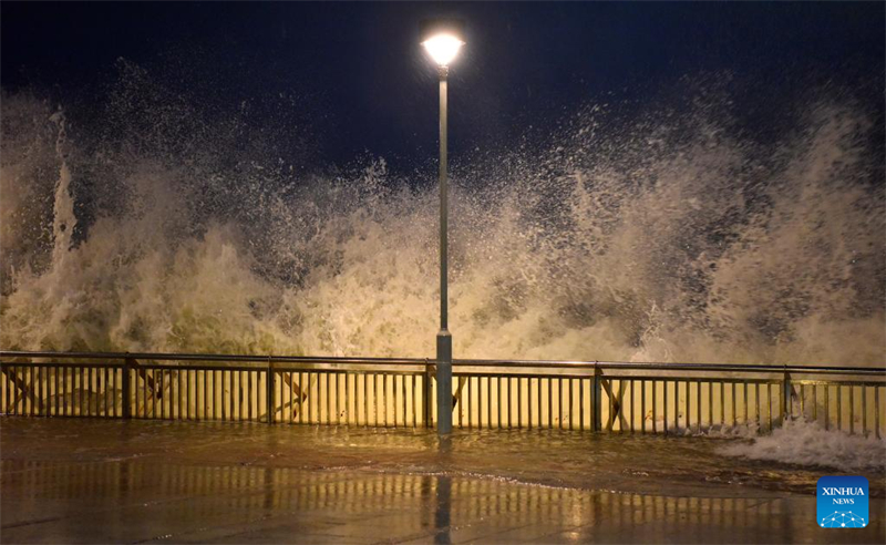 Κύματα σκάνε πάνω στην ακτή στο Χονγκ Κονγκ, νότια Κίνα, 23 Σεπτεμβρίου 2025. (Φωτογραφία / Xinhua)