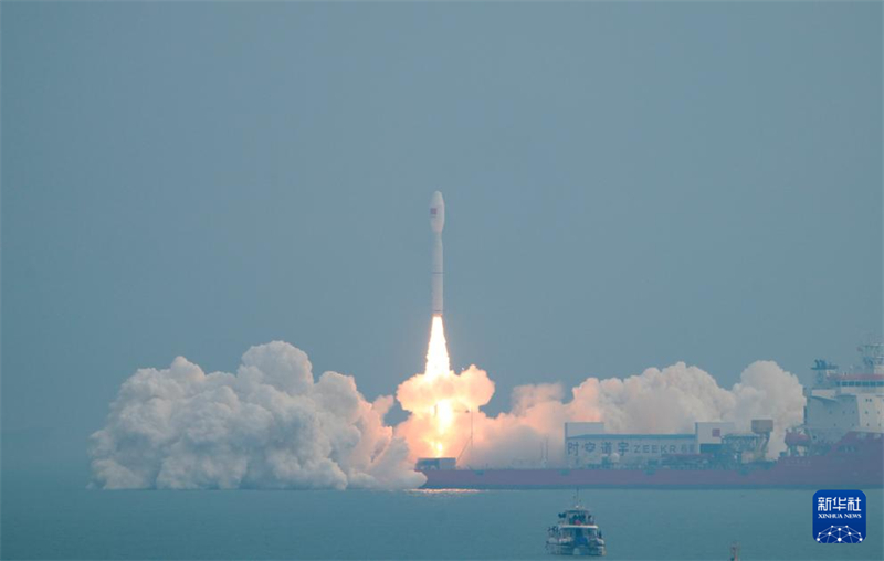 Ένας πύραυλος Smart Dragon-3 εκτοξεύθηκε από μια υπεράκτια πλατφόρμα κοντά στην πόλη Ριτζάο, τοποθετώντας με επιτυχία τον σχηματισμό δορυφόρων Geely-06 στην τροχιά-στόχο τους στις 15:56 ώρα Πεκίνου από τα νερά ανοικτά της επαρχίας Σαντόνγκ. (Φωτογραφία / Xinhua)