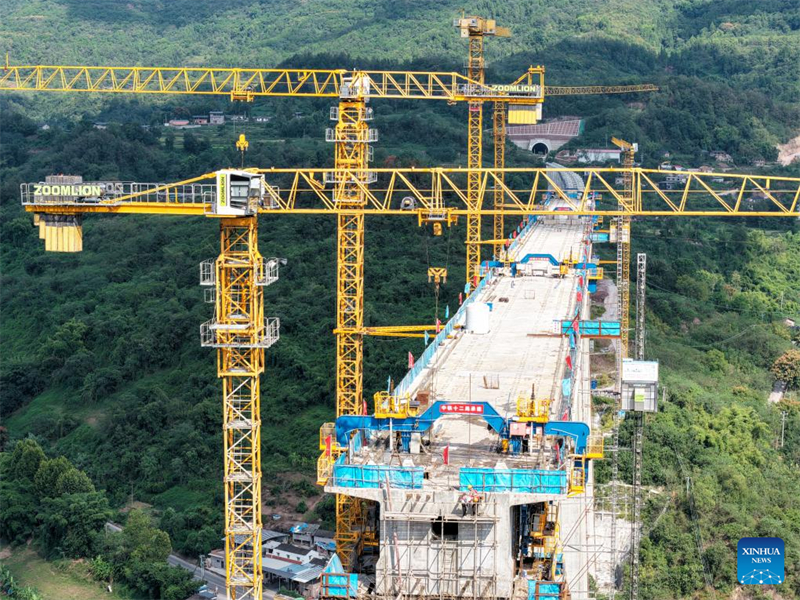 Φωτογραφία που τραβήχτηκε στις 24 Σεπτεμβρίου του 2025 δείχνει το εργοτάξιο μιας μεγάλης γέφυρας διπλής τροχιάς στο δήμο Τσονγκτσίνγκ. (Φωτογραφία / Xinhua)