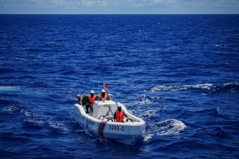 Οι αρχές επιβολής του νόμου της Κινεζικής Ακτοφυλακής διεξάγουν αποστολή επιβολής του νόμου στη Θάλασσα της Νότιας Κίνας, στις 10 Αυγούστου 2025. (Xinhua/Xu Hongyan)