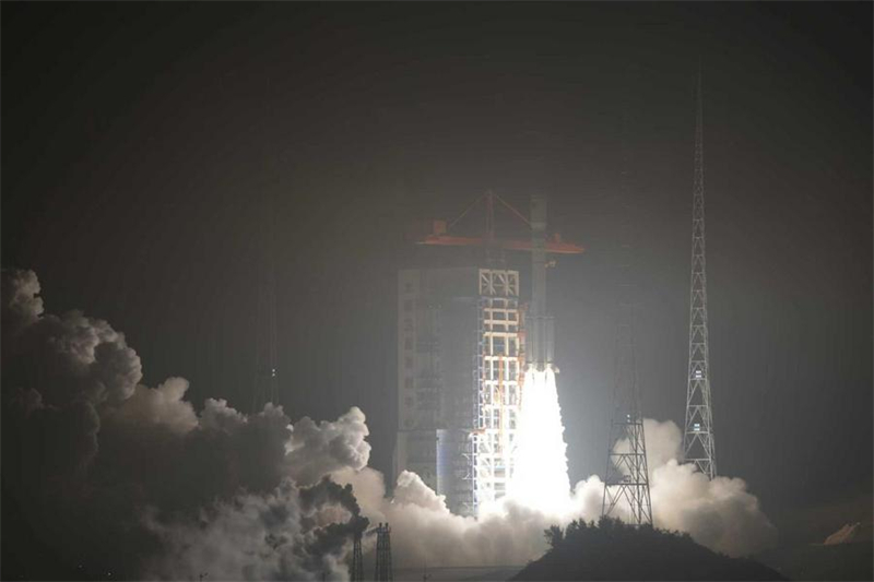 Ένας τροποποιημένος πύραυλος Long March-6 που μεταφέρει μια ομάδα δορυφόρων σε χαμηλή τροχιά γύρω από τη Γη εκτοξεύεται από το Κέντρο Εκτόξευσης Δορυφόρων της πόλης Ταϊγιουάν στην επαρχία Σανσί στις 27 Σεπτεμβρίου του 2025. (Φωτογραφία / Xinhua)