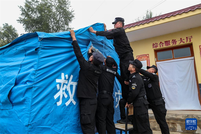 Στις 27 Σεπτεμβρίου, στο Χωριό Τζονγκσάν της κομητείας Λονγκσί, οι διασώστες έστησαν σκηνές βοήθειας κάτω από τη βροχή. (Φωτογραφία / Xinhua)