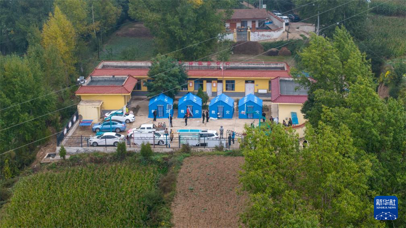 Κομητεία Λονγκσί της επαρχίας Γκανσού: Στήνονται σκηνές για την παροχή βοήθειας στους πληγέντες από τον σεισμό και όλες οι σχετικές εργασίες προχωρούν ομαλά