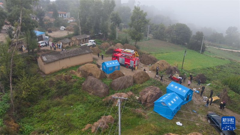 Κομητεία Λονγκσί της επαρχίας Γκανσού: Στήνονται σκηνές για την παροχή βοήθειας στους πληγέντες από τον σεισμό και όλες οι σχετικές εργασίες προχωρούν ομαλά