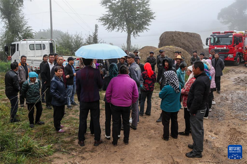 Κομητεία Λονγκσί της επαρχίας Γκανσού: Στήνονται σκηνές για την παροχή βοήθειας στους πληγέντες από τον σεισμό και όλες οι σχετικές εργασίες προχωρούν ομαλά