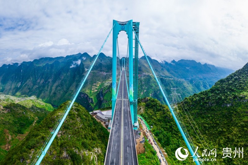Η ψηλότερη γέφυρα στον κόσμο ανοίγει για την κυκλοφορία στη νοτιοδυτική Κίνα, στην επαρχία Γκουεϊτζόου
