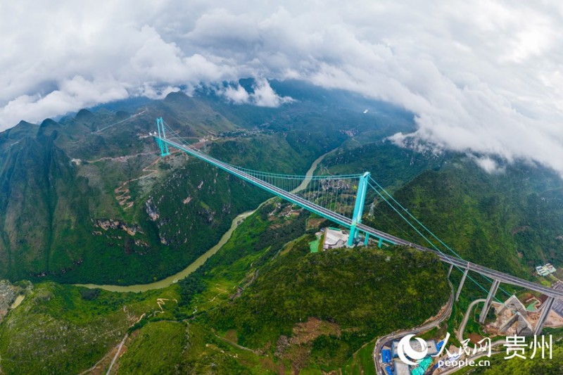 Η ψηλότερη γέφυρα στον κόσμο ανοίγει για την κυκλοφορία στη νοτιοδυτική Κίνα, στην επαρχία Γκουεϊτζόου