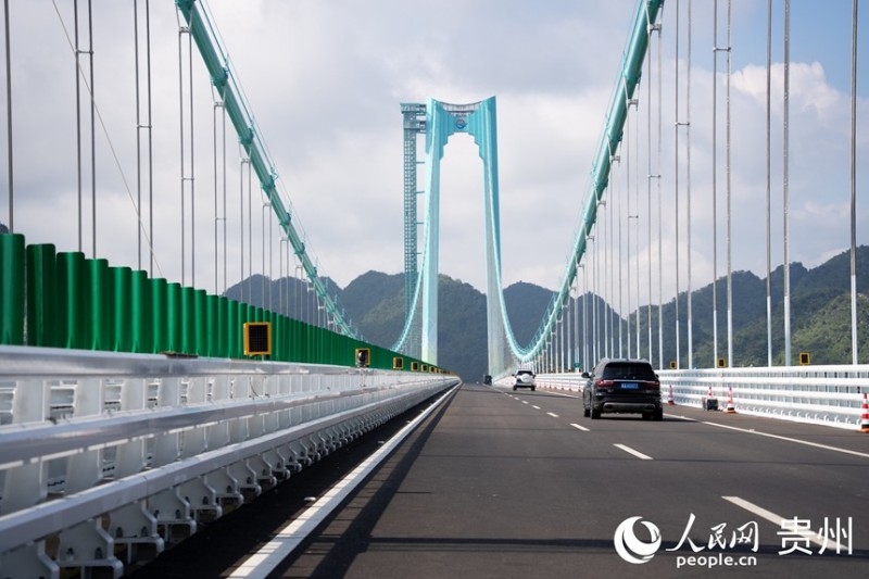 Η ψηλότερη γέφυρα στον κόσμο ανοίγει για την κυκλοφορία στη νοτιοδυτική Κίνα, στην επαρχία Γκουεϊτζόου