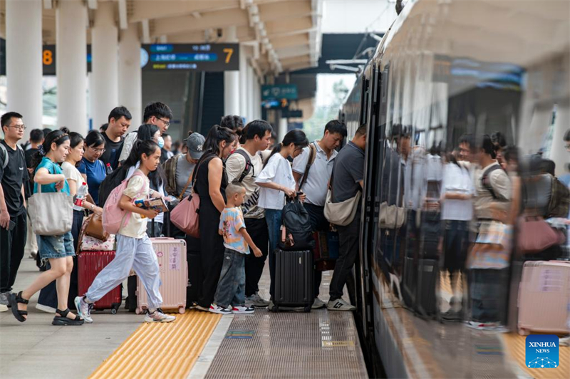 Επιβάτες ανεβαίνουν σε τρένο στο σιδηροδρομικό σταθμό στην πόλη Τζινχουά της επαρχίας Τζετζιάνγκ, στις 29 Σεπτεμβρίου του 2025. (Φωτογραφία / Xinhua)