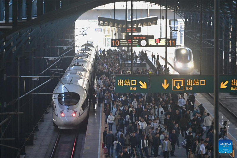 Η περίοδος αιχμής των ταξιδιών για την Εθνική Εορτή ξεκινά σε όλη την Κίνα