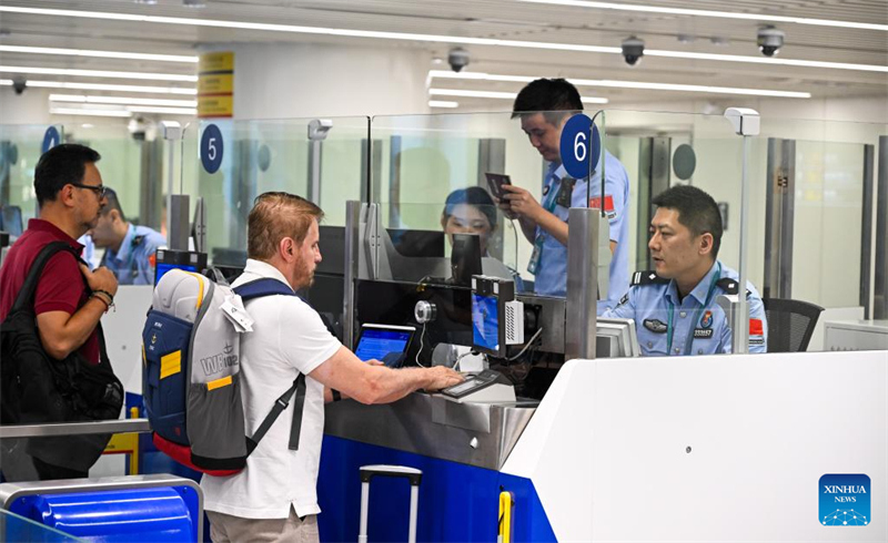 Οι εισερχόμενοι επιβάτες υποβάλλονται σε διαδικασίες ελέγχου στα σύνορα στο Διεθνές Αεροδρόμιο Μεϊλάν της πόλης Χαϊκόου, στην πόλη Χαϊκόου της επαρχίας Χαϊνάν, στις 15 Οκτωβρίου του 2025. (Φωτογραφία / Xinhua)