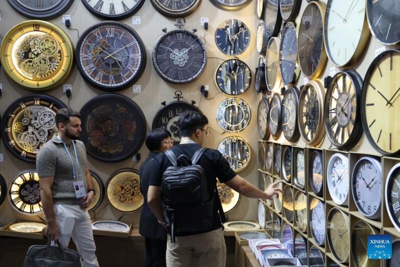 Αγοραστές επιλέγουν ρολόγια κατά τη διάρκεια της 138ης Έκθεσης Εισαγωγών και Εξαγωγών της Κίνας (Έκθεση Καντόν) στην Γκουανγκτζόου, στην επαρχία Γκουανγκντόνγκ της νότιας Κίνας, 23 Οκτωβρίου 2025.