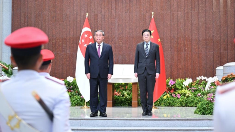 Ο Πρωθυπουργός της Σιγκαπούρης, Λόρενς Γουόνγκ, πραγματοποιεί τελετή υποδοχής στον Κινέζο Πρωθυπουργό Λι Τσιάνγκ (αριστερά) πριν από τις συνομιλίες τους στη Σιγκαπούρη, στις 25 Οκτωβρίου 2025. (Φωτογραφία / Xinhua)
