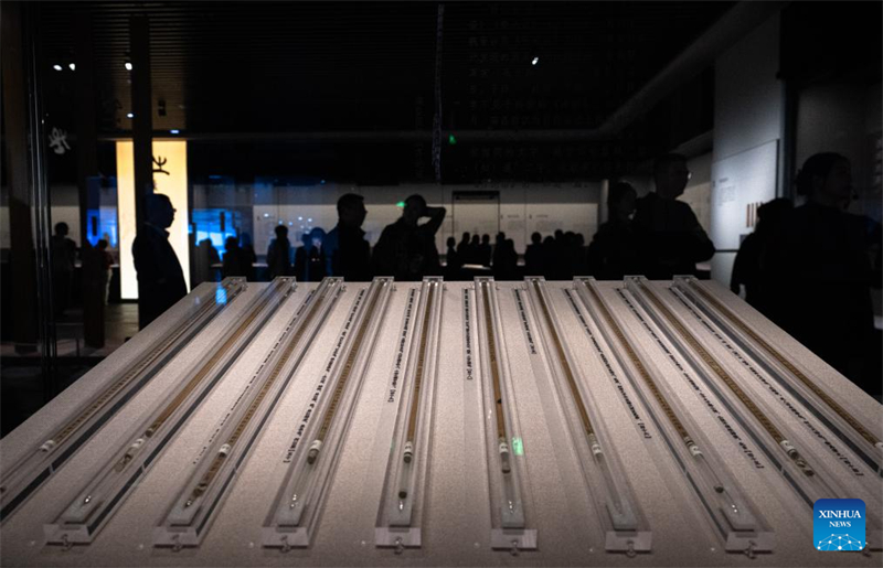 Η φωτογραφία δείχνει ένα σετ πινακιδίων από μπαμπού που εκτίθεται κατά τη διάρκεια της έκθεσης «Αρχαία Κινεζικά Μπαμπού και Ξύλινα Πινακίδια» στο Επαρχιακό Μουσείο της επαρχίας Χουμπέι στην πόλη Γουχάν. (Φωτογραφία / Xinhua)