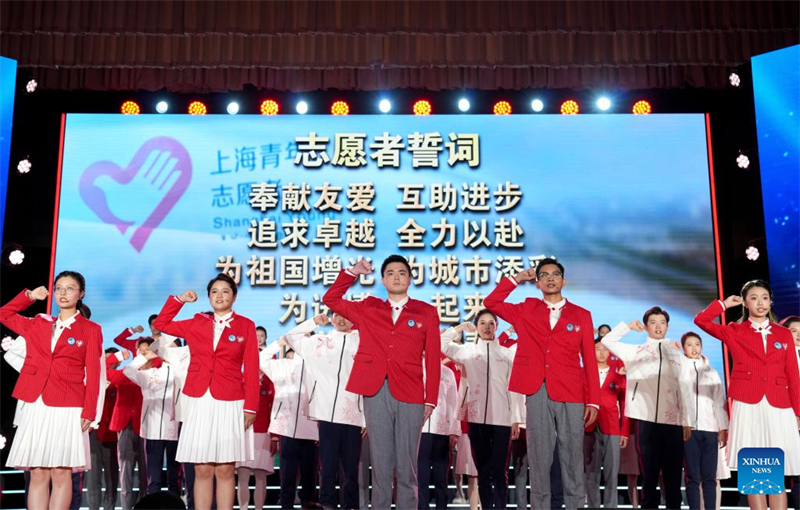 Τελετή ορκωμοσίας των εθελοντών της επερχόμενης 8ης Διεθνούς Έκθεσης Εισαγωγών της Κίνας που πραγματοποιήθηκε στη Σαγκάη