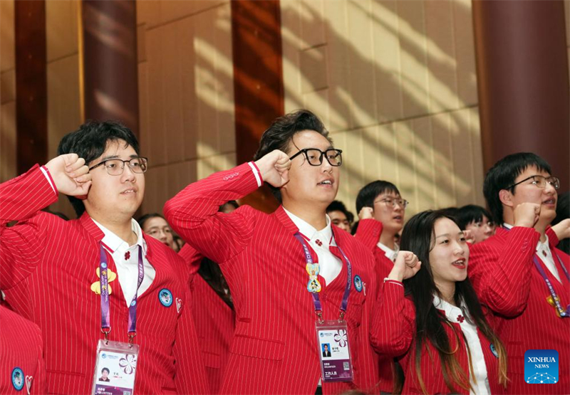 Τελετή ορκωμοσίας των εθελοντών της επερχόμενης 8ης Διεθνούς Έκθεσης Εισαγωγών της Κίνας που πραγματοποιήθηκε στη Σαγκάη