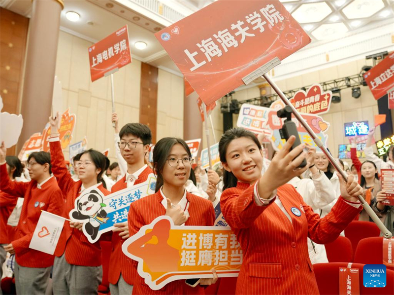 Τελετή ορκωμοσίας των εθελοντών της επερχόμενης 8ης Διεθνούς Έκθεσης Εισαγωγών της Κίνας που πραγματοποιήθηκε στη Σαγκάη