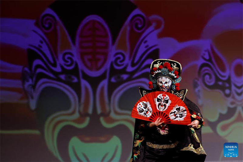 Η πολιτιστική παράσταση «Αγκαλιάστε την Κίνα - Συναισθήματα του Πεκίνου» ανεβαίνει στη Ρουμανία