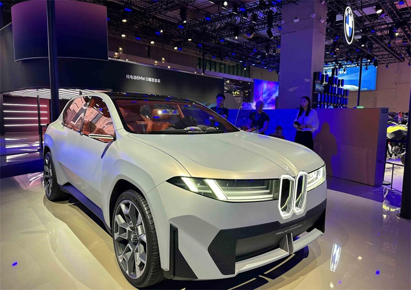Η BMW παρουσιάζει το μοντέλο Neue Klasse X στην έκθεση αυτοκινήτου της Σαγκάης τον Απρίλιο του 2025. (Φωτογραφία / Xinhua)