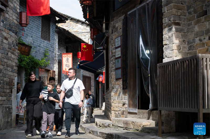 Τουρίστες επισκέπτονται την αρχαία οδό στην κωμόπολη Γιανγκλοουντόνγκ της πόλης Τσιμπί