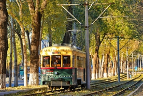 Τα τουριστικά τραμ γίνονται «κινούμενες κάρτες της πόλης»