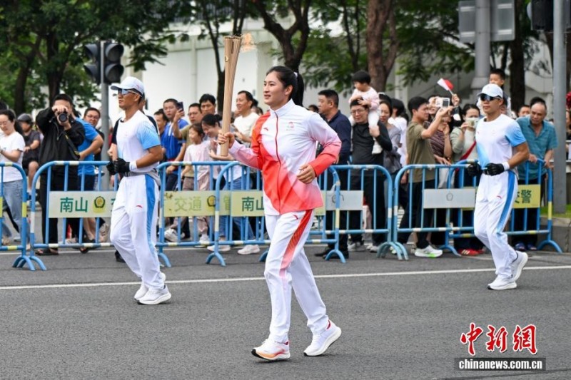 Στους 15ους Εθνικούς Αγώνες της Κίνας (Γκουανγκντόνγκ-Χονγκ Κονγκ-Μακάο) διεξήχθη λαμπαδηδρομία
