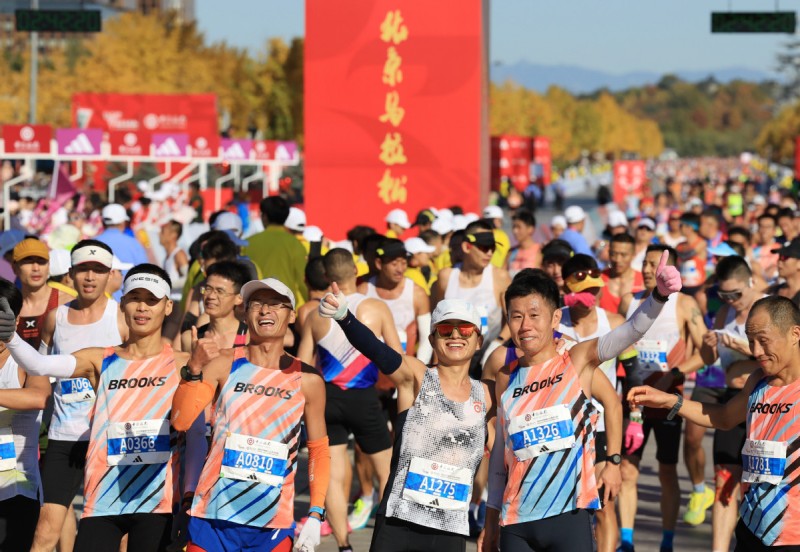 Αιθίοπες δρομείς στέφθηκαν νικητές στον Μαραθώνιο του Πεκίνου — αριθμός ρεκόρ συμμετεχόντων σπάει το φράγμα των 3 ωρών