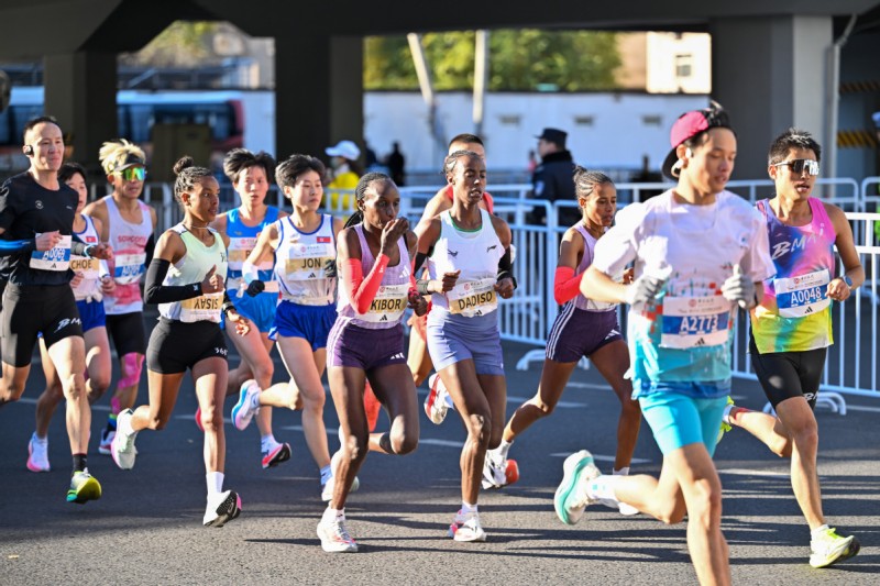 Αιθίοπες δρομείς στέφθηκαν νικητές στον Μαραθώνιο του Πεκίνου — αριθμός ρεκόρ συμμετεχόντων σπάει το φράγμα των 3 ωρών