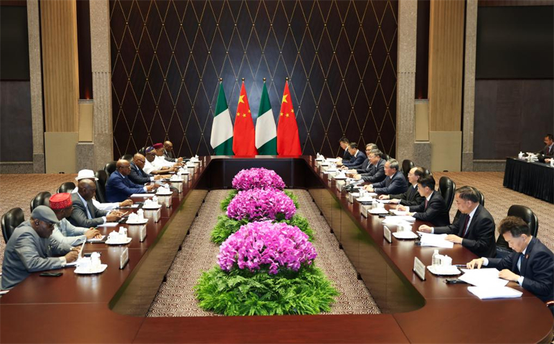 Ο Κινέζος Πρωθυπουργός Λι Τσιάνγκ συναντάται με τον Πρόεδρο της Βουλής των Αντιπροσώπων της Νιγηρίας Αμπάς Τατζουντίν, ο οποίος βρίσκεται στην Κίνα για να συμμετάσχει στην όγδοη Διεθνή Έκθεση Εισαγωγών της Κίνας (CIIE), στη Σαγκάη, στην ανατολική Κίνα, στις 4 Νοεμβρίου 2025.