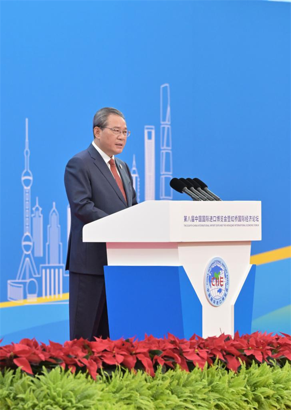 Ο Κινέζος Πρωθυπουργός Λι Τσιάνγκ εκφωνεί κεντρική ομιλία στην τελετή έναρξης της όγδοης Διεθνούς Έκθεσης Εισαγωγών της Κίνας (CIIE) και του Διεθνούς Οικονομικού Φόρουμ Χονγκτσιάο στη Σαγκάη, στην ανατολική Κίνα, στις 5 Νοεμβρίου 2025. (Φωτογραφία / Xinhua)