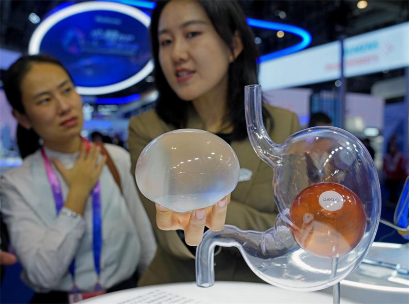 Εκθέτης παρουσιάζει το σύστημα ενδογαστρικού μπαλονιού Orbera365, το οποίο χρησιμοποιείται για να βοηθήσει τους ασθενείς στην απώλεια βάρους, στον εκθεσιακό χώρο Ιατρικού Εξοπλισμού & Προϊόντων Υγείας της 8ης Διεθνούς Έκθεσης Εισαγωγών της Κίνας στη Σαγκάη, στις 6 Νοεμβρίου του 2025. (Φωτογραφία / Xinhua)