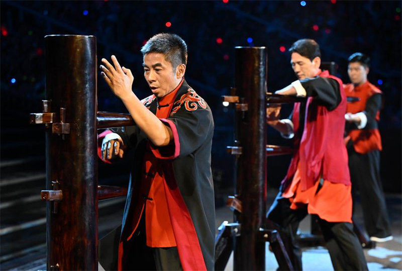 Καλλιτέχνες εκτελούν την παραδοσιακή Κινεζική πολεμική τέχνη Wing Chun κατά τη διάρκεια της τελετής έναρξης, στις 9 Νοεμβρίου 2025. (Xinhua / Σιάο Γιτζιόου)