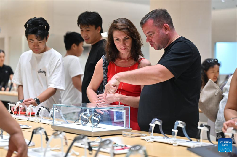 Πελάτες ψωνίζουν σε ένα εμπορικό κέντρο αφορολόγητων ειδών στην Σανγιά της επαρχίας Χαϊνάν, στις 9 Νοεμβρίου του 2025. (Φωτογραφία / Xinhua)