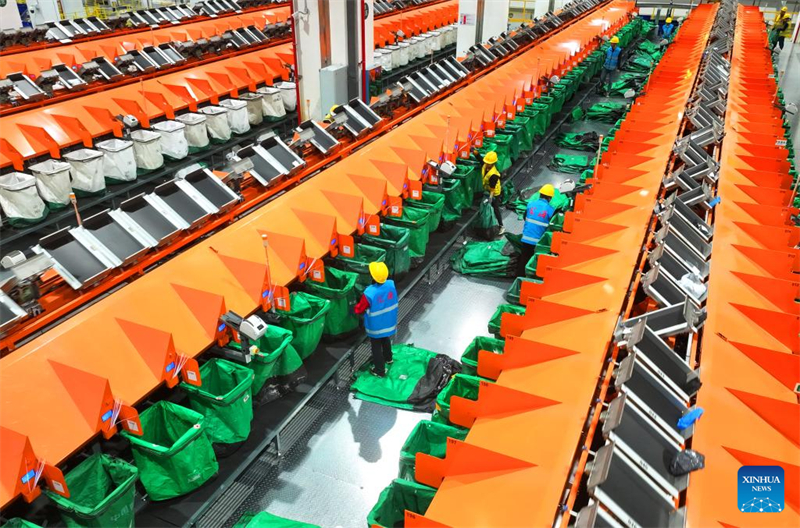 Η φωτογραφία τραβήχτηκε στις 11 Νοεμβρίου 2025 και δείχνει υπαλλήλους να ταξινομούν δέματα σε ένα υποκατάστημα της China Post στην πόλη Χενγκγιάνγκ της επαρχίας Χουνάν. (Φωτογραφία / Xinhua)